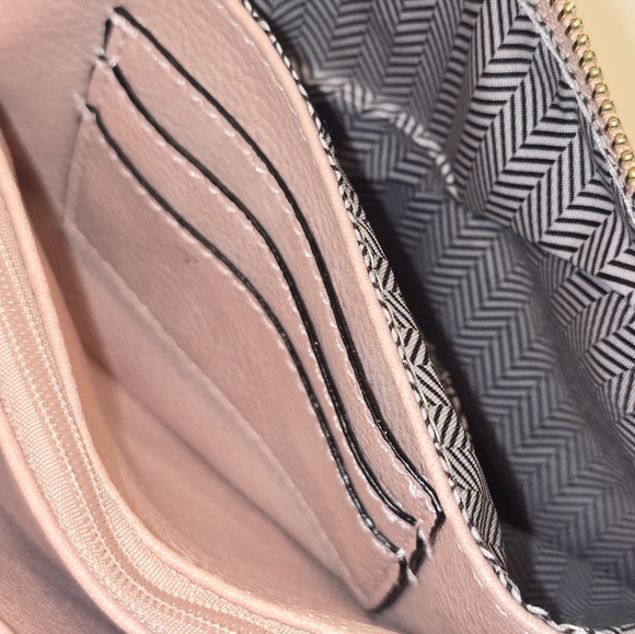 Chevron Quilted Triple Gusset Convertible Crossbody Bag in Blush Pink - Picture 6 of 7